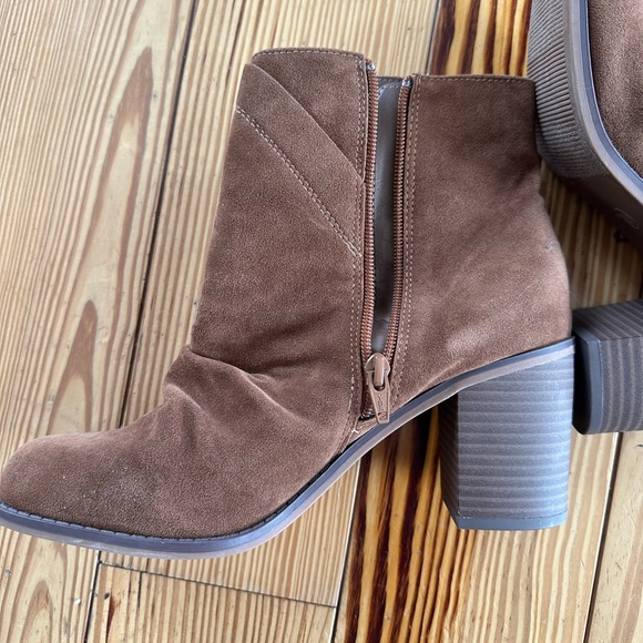 NWOT Univeral thread brown wrinkle suede booties - Picture 3 of 5